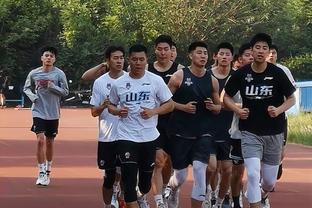 媒体人：半场出来跑篮 只有王哲林自己没有脱掉训练服
